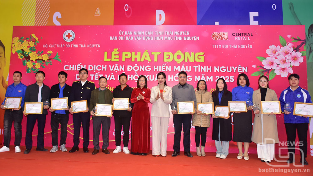 Các tập thể, cá nhân có thành tích xuất sắc trong công tác hiến máu tình nguyện năm 2024 được khen thưởng tại chương trình.