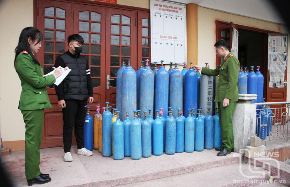 Công an TP. Thái Nguyên: Phát hiện, thu giữ gần 100 bình “khí cười”