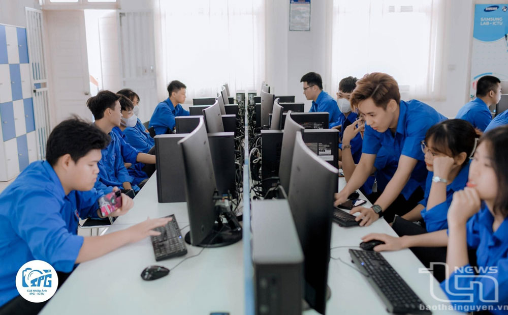 Sinh viên Trường Đại học Công nghệ thông tin và Truyền thông Thái Nguyên trong giờ thực hành.