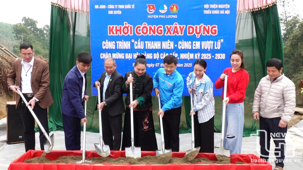 Huyện đoàn Phú Lương phối hợp với xã Phủ Lý, các nhà tài trợ khởi công xây dựng “Cầu Thanh niên - Cùng em vượt lũ” tại xóm Suối Đạo.