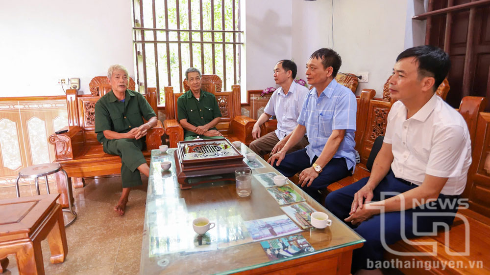 Đồng đội, đại diện chính quyền cơ sở đến thăm, động viên nạn nhân chất độc da cam/dioxin Tống Xuân Mạc (ngồi thứ hai từ trái sang).
