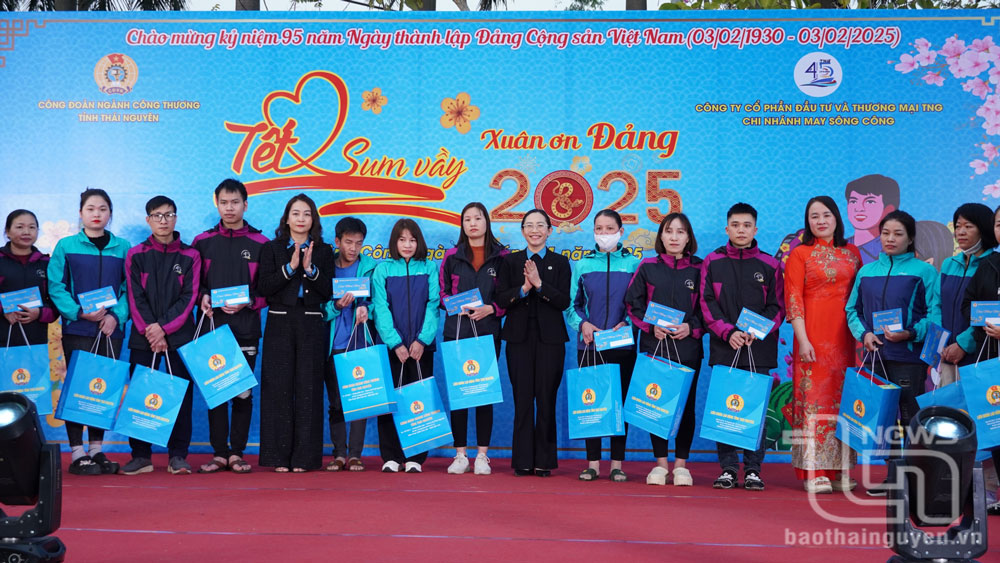 Ấm áp “Tết sum vầy - Xuân ơn Đảng”