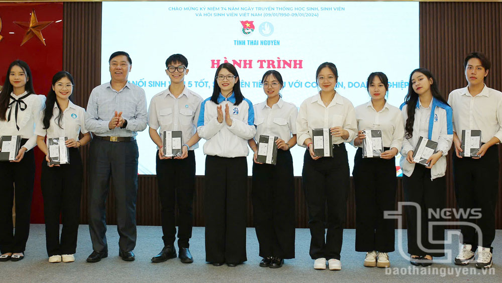 Mạch Thị Phương Thảo (thứ 3 từ phải sang) tham dự chương trình Hành trình kết nối sinh viên 5 tốt do Tỉnh đoàn Thái Nguyên tổ chức.