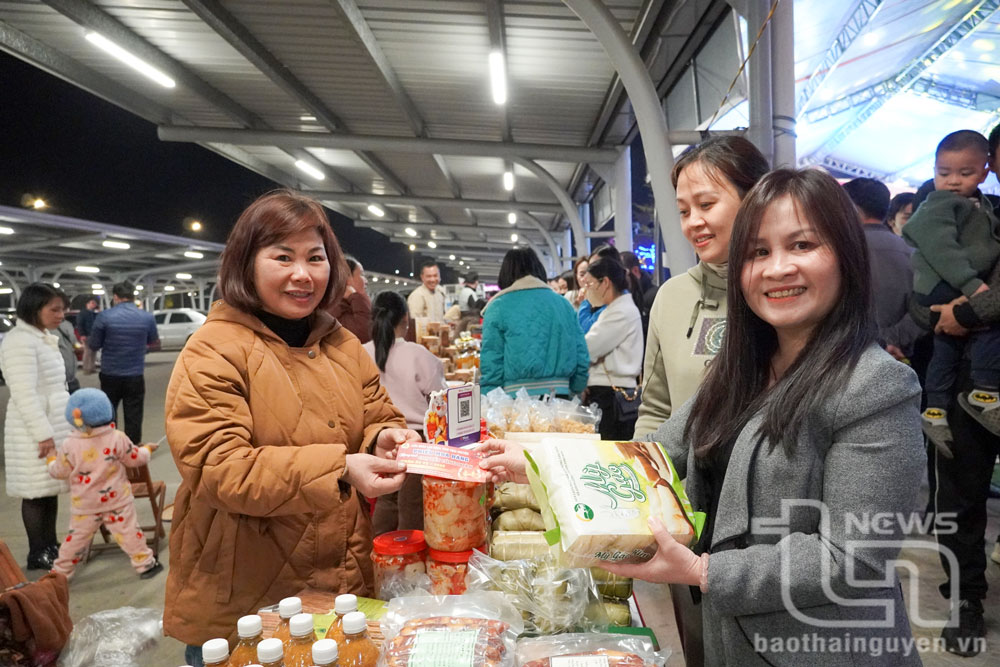 Đoàn viên, người lao động được tặng phiếu tham gia mua hàng tại Chợ Tết Công đoàn năm 2025.