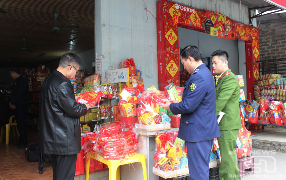 Đoàn kiểm tra liên ngành số 1 của tỉnh về an toàn thực phẩm kiểm tra Cửa hàng tạp hóa Anh Xưởng, thị trấn Đình Cả (Võ Nhai).