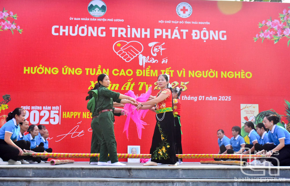 Những tiết mục văn nghệ đặc sắc trong chương trình Tết Nhân ái, Xuân Ất Tỵ năm 2025 do Hội Chữ thập đỏ tổ chức tại xã Động Đạt (Phú Lương).