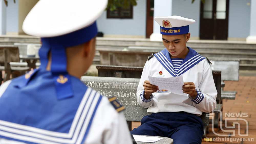 Niềm vui của mỗi người lính đảo khi nhận và đọc thư từ đất liền.