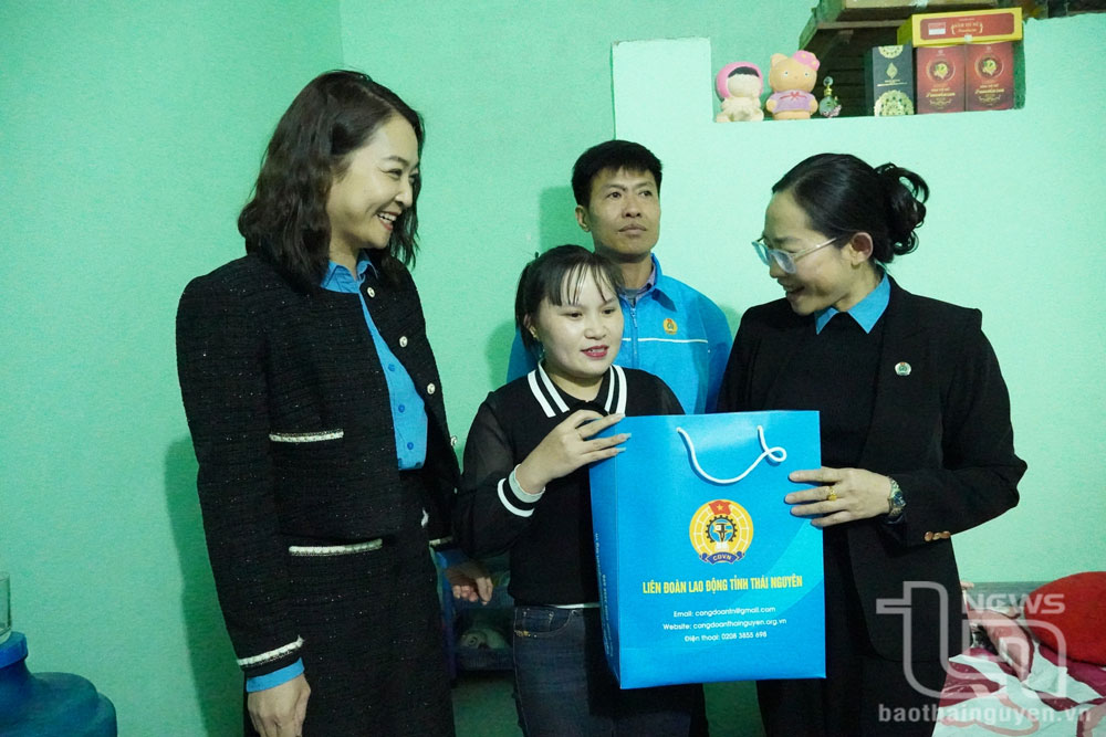 Thăm, tặng quà Tết công nhân tại các khu nhà trọ