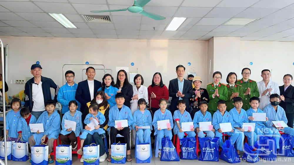 Đại diện các đơn vị, tổ chức, nhà hảo tâm tặng quà Tết cho các em nhỏ mắc bệnh tan máu bẩm sinh, có hoàn cảnh khó khăn.