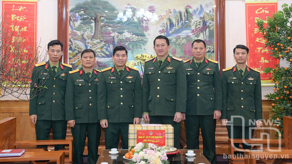 Thiếu tướng La Công Phương, Bí thư Đảng ủy, Chính ủy Quân khu 1 tặng quà, chúc Tết cán bộ, chiến sĩ Lữ đoàn 210.