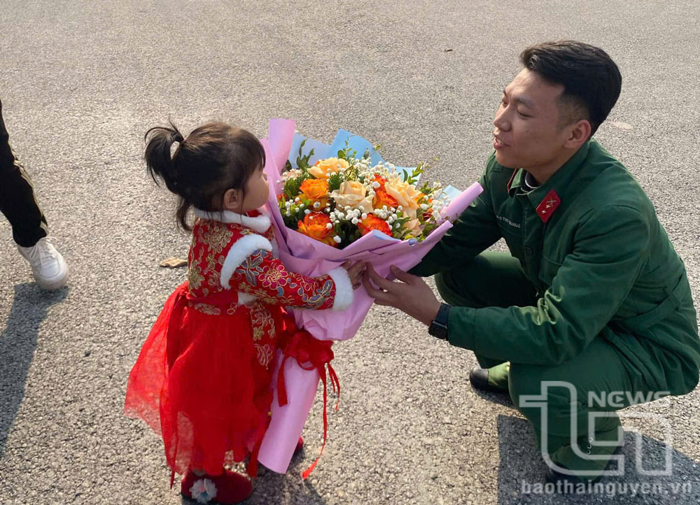 Quân nhân hoàn thành nhiệm vụ mang mùa Xuân về