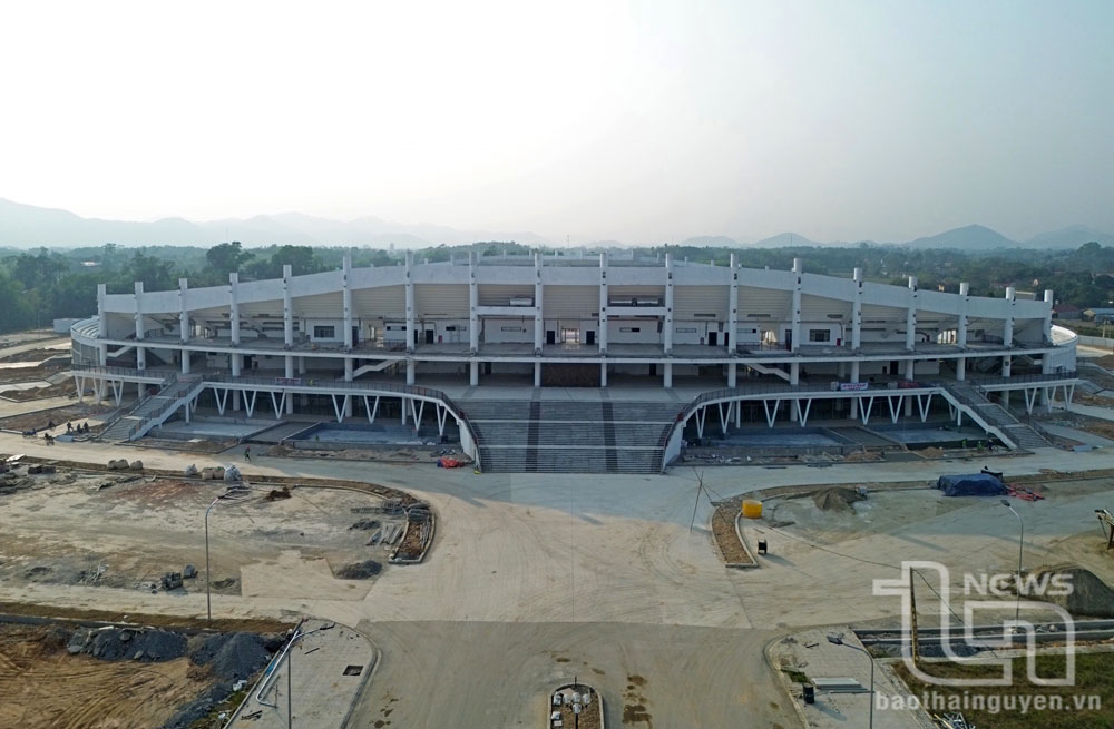 Các nhà thầu tập trung nhân lực, máy móc thi công Sân vận động.