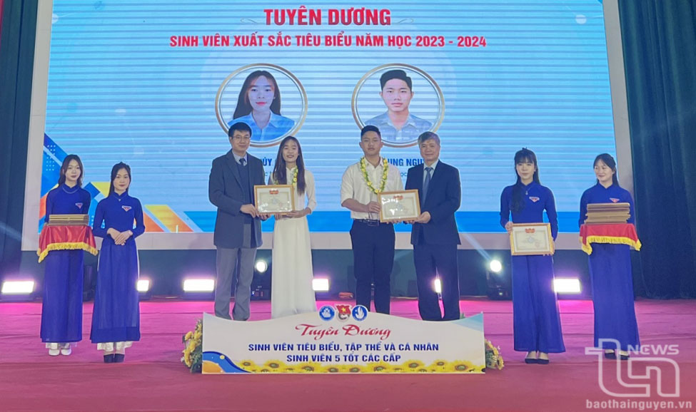 Biểu dương sinh viên tiêu biểu và tổ chức chương trình “Chung tay thắp sáng ước mơ”