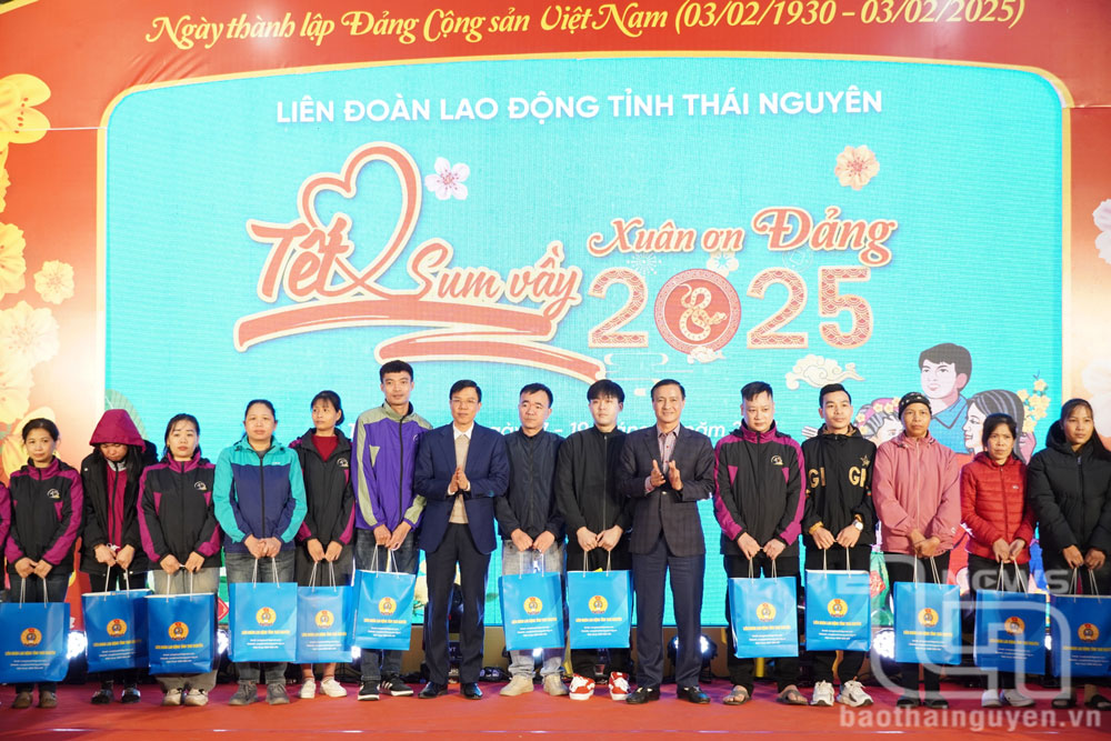 Các đồng chí Trưởng Ban Tuyên giáo Tỉnh và Chủ tịch Ủy ban MTTQ tỉnh Thái Nguyên tặng quà người lao động có hoàn cảnh khó khăn.