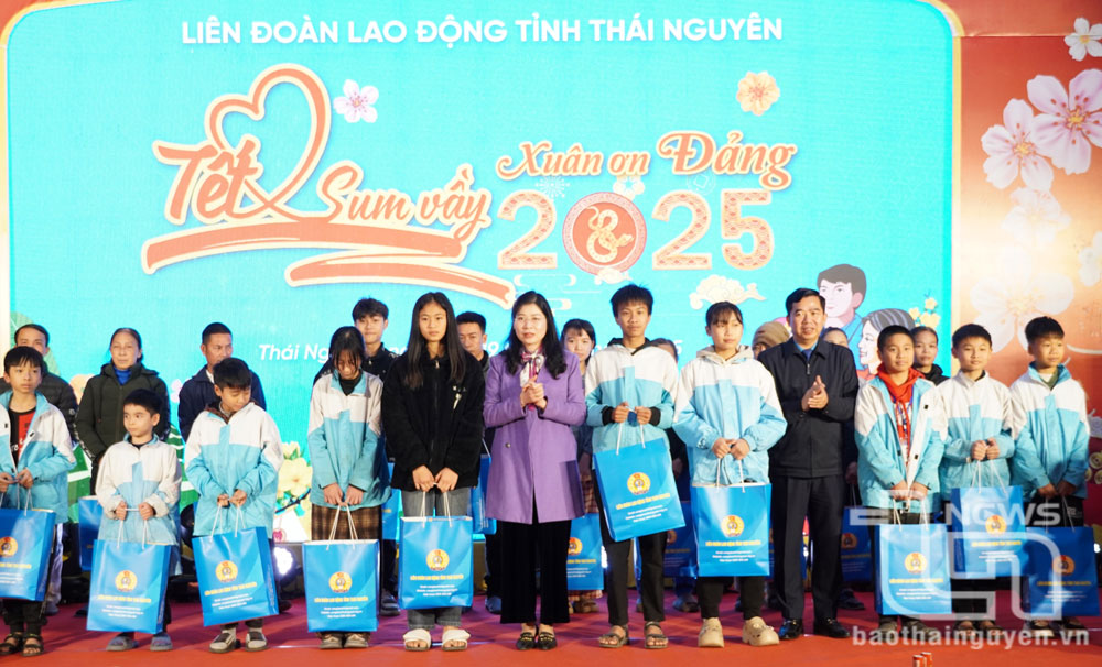 Lãnh đạo Đảng ủy Khối các cơ quan tỉnh và Liên đoàn Lao động tỉnh tặng quà học sinh và nhân dân có hoàn cảnh khó khăn.