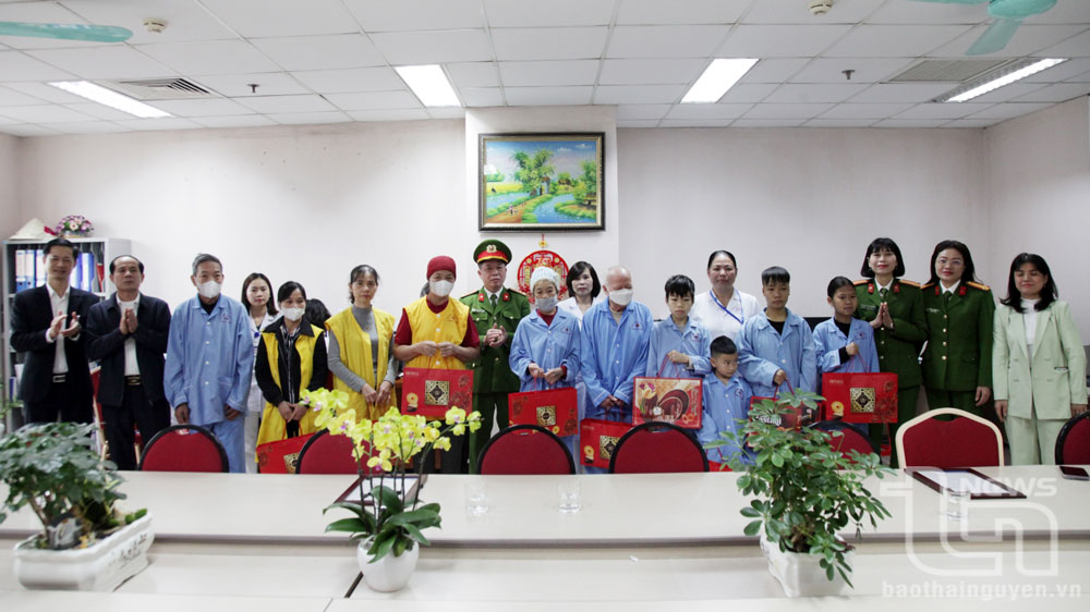các đơn vị đã trao tặng 20 suất quà, với tổng trị giá 10 triệu đồng cho 20 bệnh nhân có hoàn cảnh khó khăn