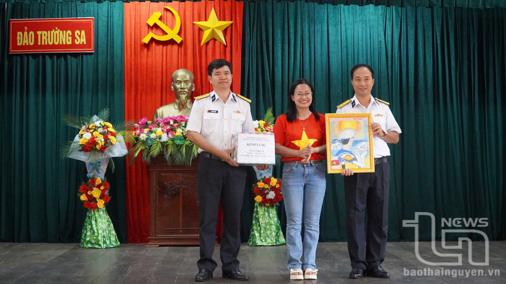 Phóng viên Báo Thái Nguyên tặng quà của thầy trò Trường THCS Chu Văn An tới cán bộ, chiến sĩ đảo Trường Sa nhân dịp Tết Nguyên đán Ất Tỵ 2025.