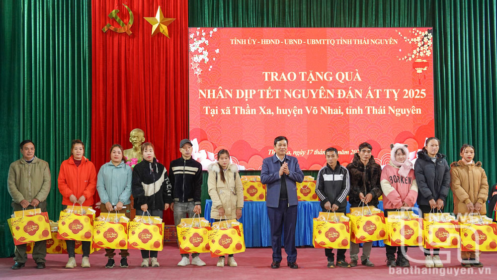 Đồng chí Ủy viên Ban Thường vụ Tỉnh ủy: Dương Văn Tiến, Chủ tịch Ủy ban MTTQ tỉnh; Phạm Thái Hanh, Trưởng Ban Dân vận Tỉnh ủy trao tặng quà Tết cho người dân có hoàn cảnh khó khăn.