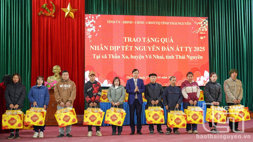 Đồng chí Dương Văn Tiến, Ủy viên Ban Thường vụ Tỉnh ủy, Chủ tịch Ủy ban MTTQ tỉnh, trao quà Tết tặng người dân có hoàn cảnh khó khăn.