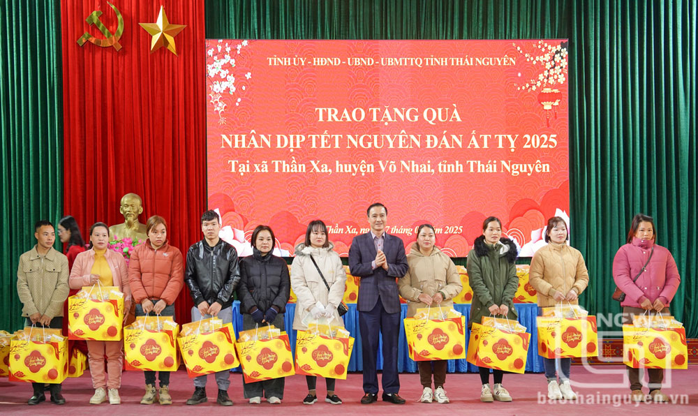 Đồng chí Vũ Duy Hoàng, Ủy viên Ban Thường vụ Tỉnh ủy, Trưởng Ban Tuyên giáo Tỉnh ủy, trao quà Tết tặng người dân có hoàn cảnh khó khăn.