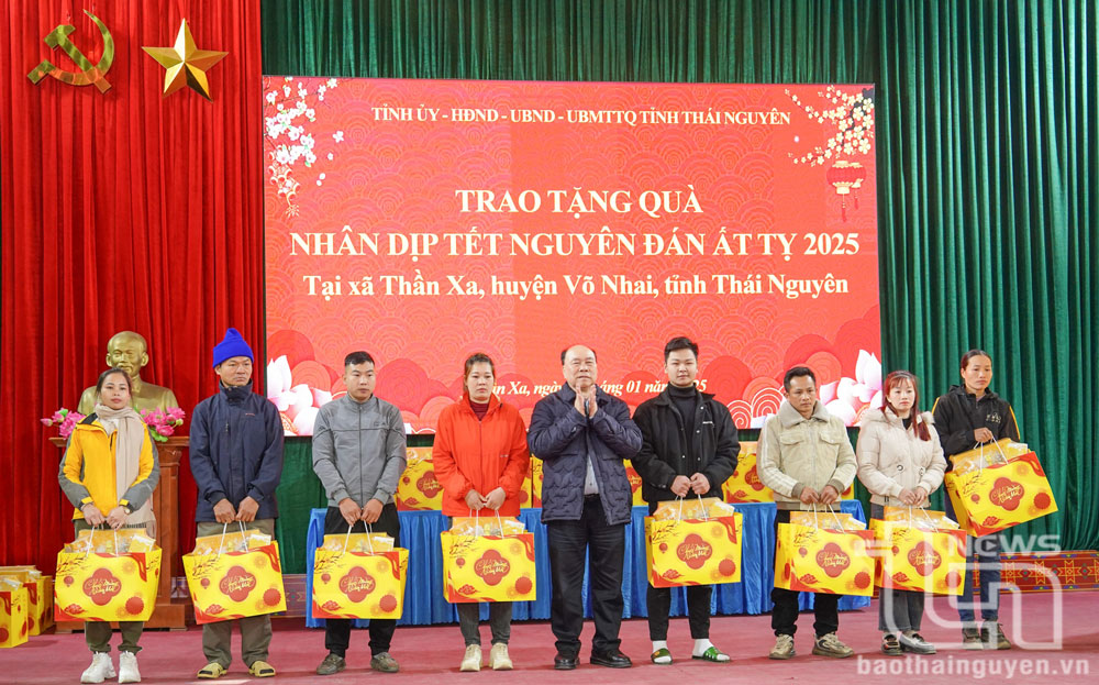 Ông Nguyễn Huy Quý, Tổng Giám đốc Công ty CP Đầu tư xây dựng và Khai thác khoáng sản Thăng Long trao quà Tết tặng người dân có hoàn cảnh khó khăn.