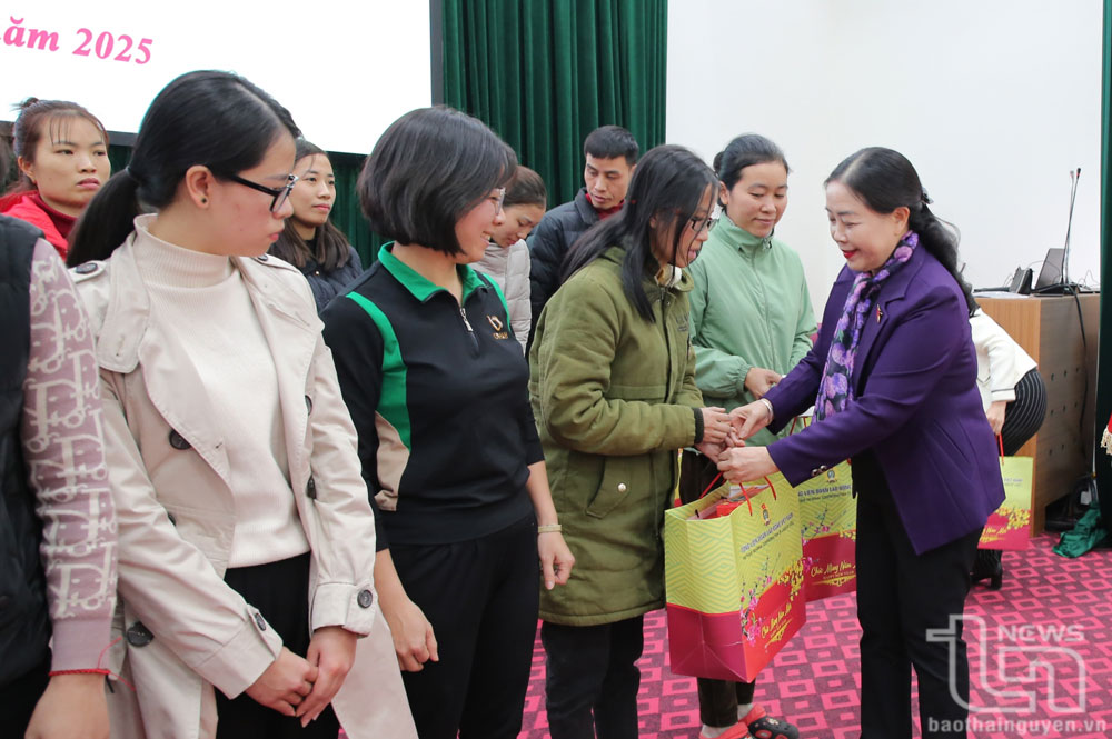 Đoàn đại biểu Quốc hội tỉnh tặng quà Tết cho đoàn viên công đoàn tại Định Hóa