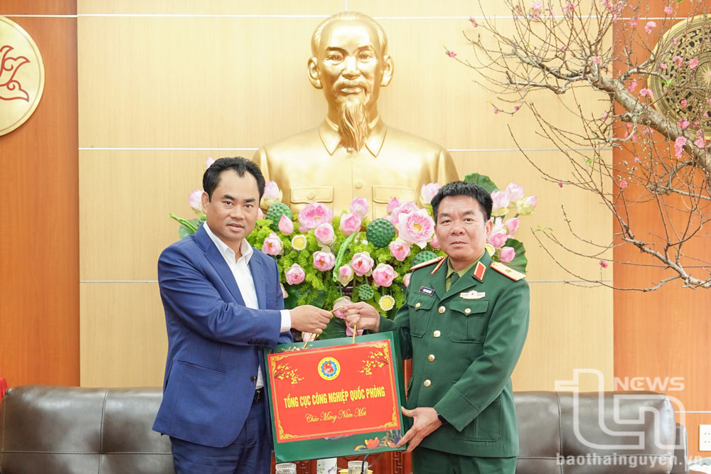 Lãnh đạo Tổng cục Công nghiệp Quốc phòng tặng quà, chúc Tết Tỉnh ủy Thái Nguyên.