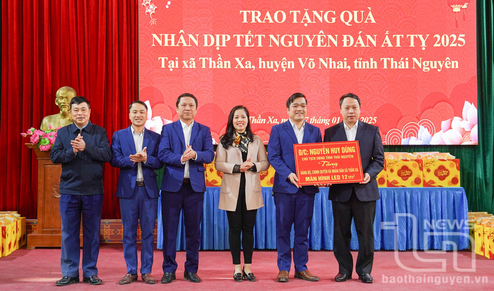 Đồng chí Chủ tịch UBND tỉnh Nguyễn Huy Dũng tặng màn hình LED cho Đảng bộ, chính quyền và nhân dân xã Thần Sa, huyện Võ Nhai.