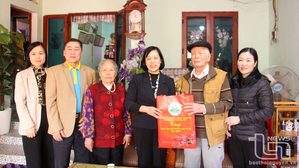 Lãnh đạo TP. Thái Nguyên tặng quà Tết gia đình ông Dương Đức Thanh, sinh năm 1929, ở tổ 5, phường Chùa Hang, là cán bộ tiền khởi nghĩa, đảng viên trên 70 năm tuổi Đảng.