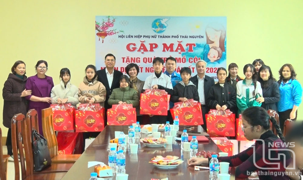 Tặng quà Tết cho trẻ mồ côi được nhận đỡ đầu