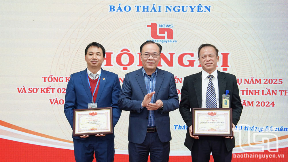 Lãnh đạo Sở Thông tin và Truyền thông trao Giấy khen tặng tập thể hoàn thành xuất sắc nhiệm vụ năm 2024.
