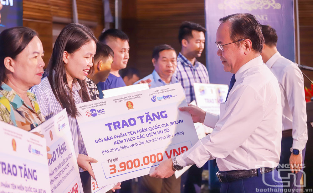 Lãnh đạo Sở Thông tin và Truyền thông trao hỗ trợ cho một số doanh nghiệp tham gia Chương trình phổ cập tên miền quốc gia “.VN”.