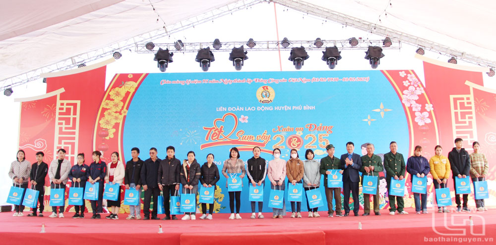 Lãnh đạo Liên đoàn Lao động tỉnh trao quà cho đoàn viên, người lao động có hoàn cảnh khó khăn.