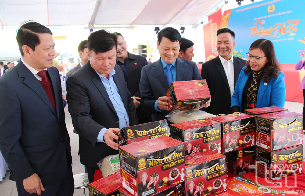 Các đại biểu tham quan gian hàng trợ giá. 
