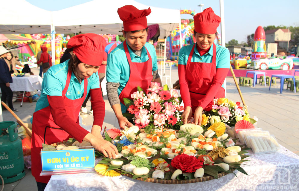 Công đoàn xã Úc Kỳ trưng bày sản phẩm bánh giầy của đơn vị.