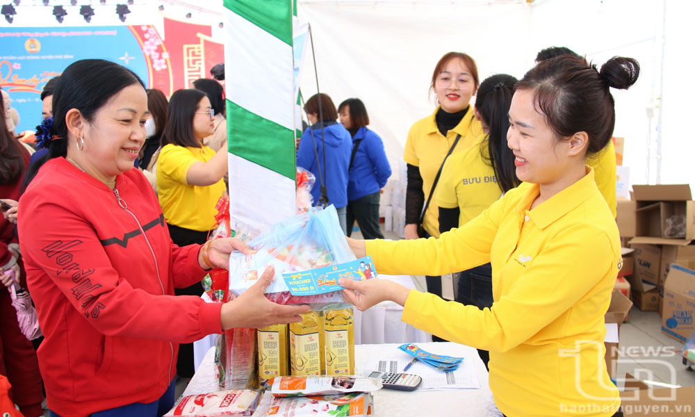 Đoàn viên, người lao động mua hàng trợ giá tại các gian hàng.