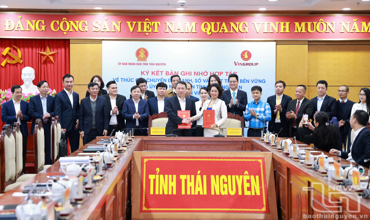 Đồng chí Chủ tịch UBND tỉnh Thái Nguyên Nguyễn Huy Dũng và đại diện Vingroup ký kết hợp tác.