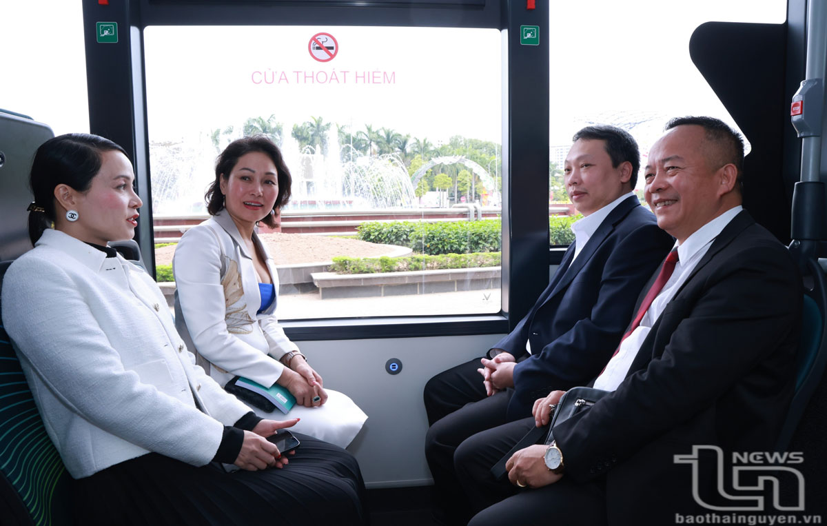 Đồng chí Chủ tịch UBND tỉnh Thái Nguyên Nguyễn Huy Dũng và các đại biểu trải nghiệm ngồi xe buýt điện.