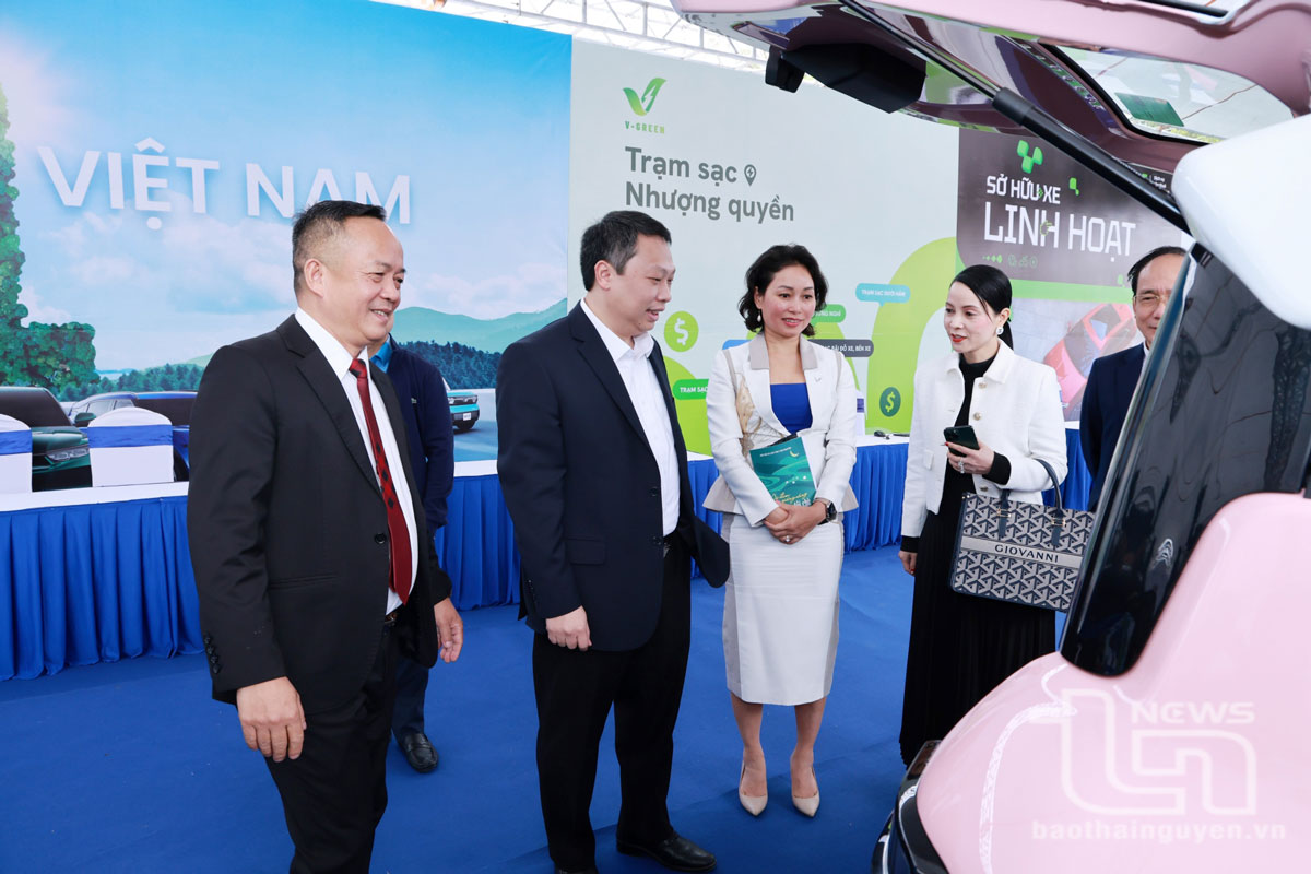 Đồng chí Chủ tịch UBND tỉnh Thái Nguyên Nguyễn Huy Dũng và các đại biểu tham quan khu trưng bày sản phẩm của Vingroup.