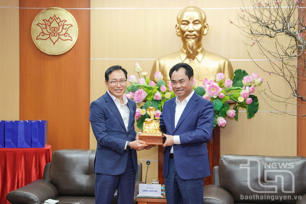 Đồng chí Bí thư Tỉnh ủy Trịnh Việt Hùng trao quà lưu niệm tặng ông Choi Joo Ho, Tổng Giám đốc Samsung Việt Nam.