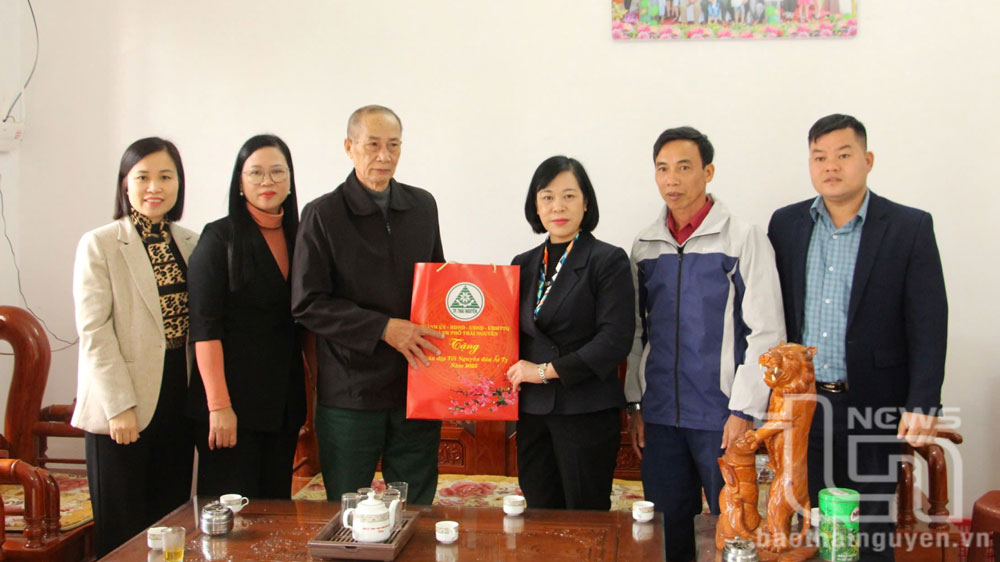 Lãnh đạo TP. Thái Nguyên tặng quà Tết gia đình ông Đinh Hồng Quảng, sinh năm 1943, ở xóm Thanh Trà 1, xã Sơn Cẩm, là thương binh 45%.