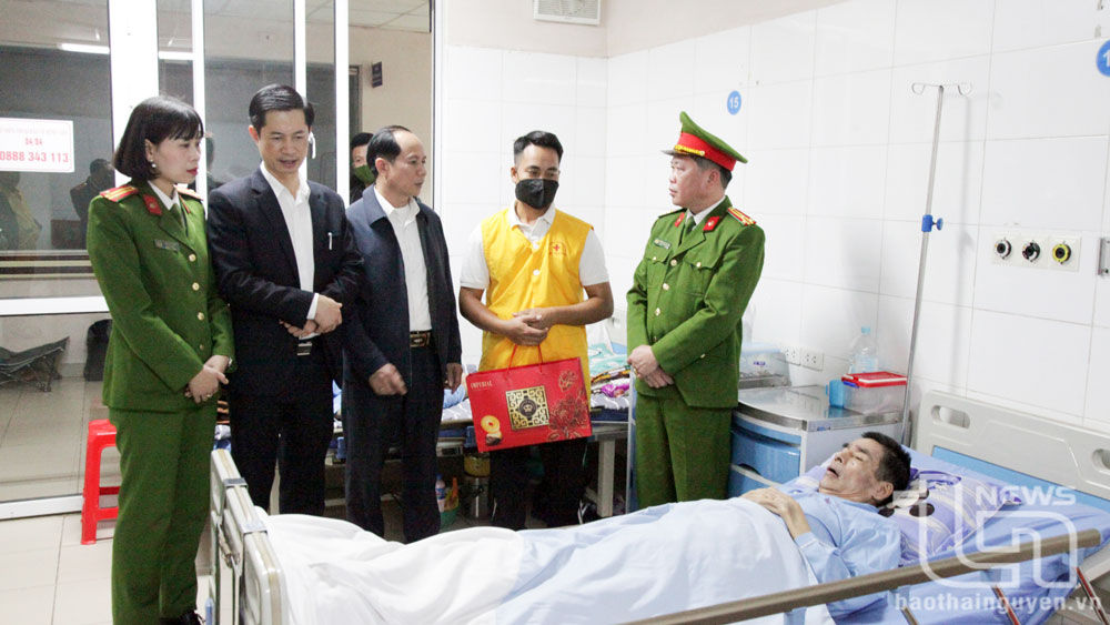 Tặng quà bệnh nhân có hoàn cảnh khó khăn