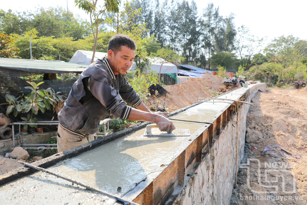 Công nhân thi công hạng mục kè đá bờ sông Cầu.
