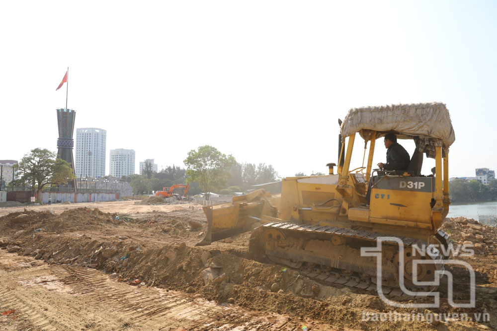 Đơn vị thi công san gạt mặt bằng để triển khai các hạng mục của Dự án.