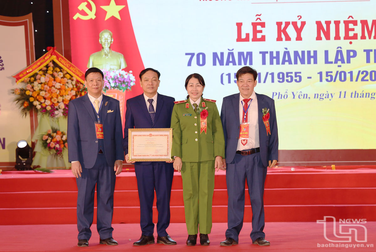 Trường THPT Lê Hồng Phong nhận Bằng khen của Bộ trưởng Bộ Công an.