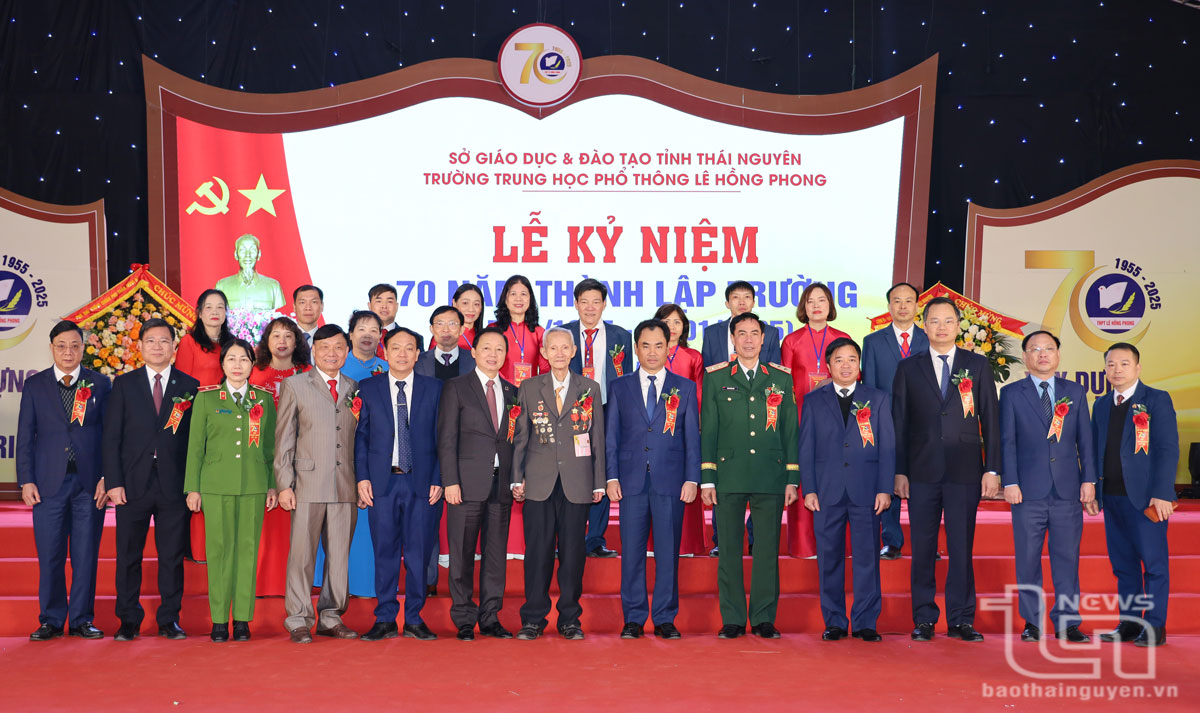 Phó Thủ tướng Chính phủ Trần Hồng Hà và các đại biểu chụp ảnh lưu niệm tại buổi Lễ.
