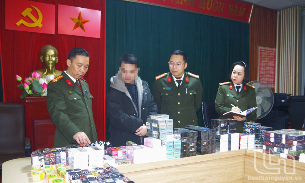 Tạm giữ hàng trăm sản phẩm thuốc lá điện tử