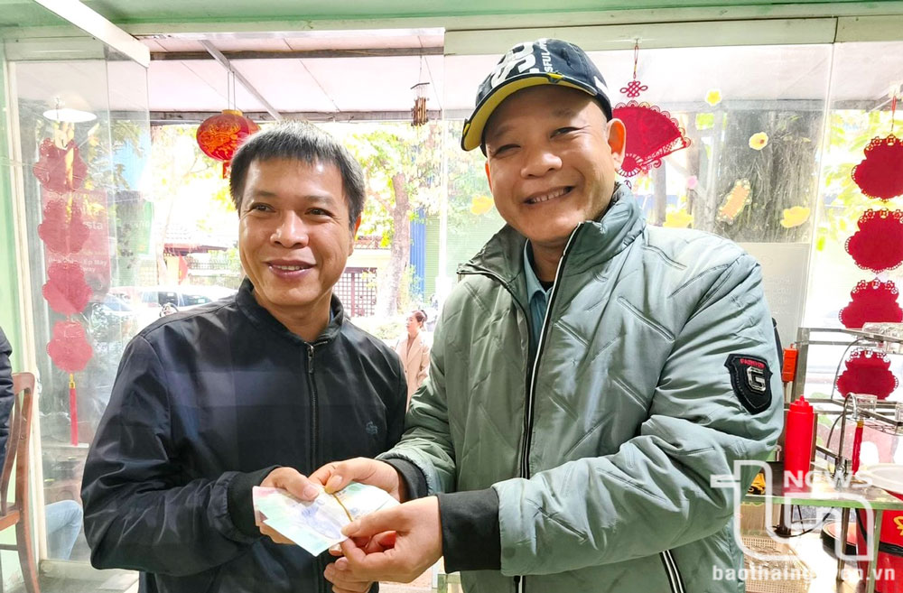 Trả lại gần 5 triệu đồng cho người đánh rơi