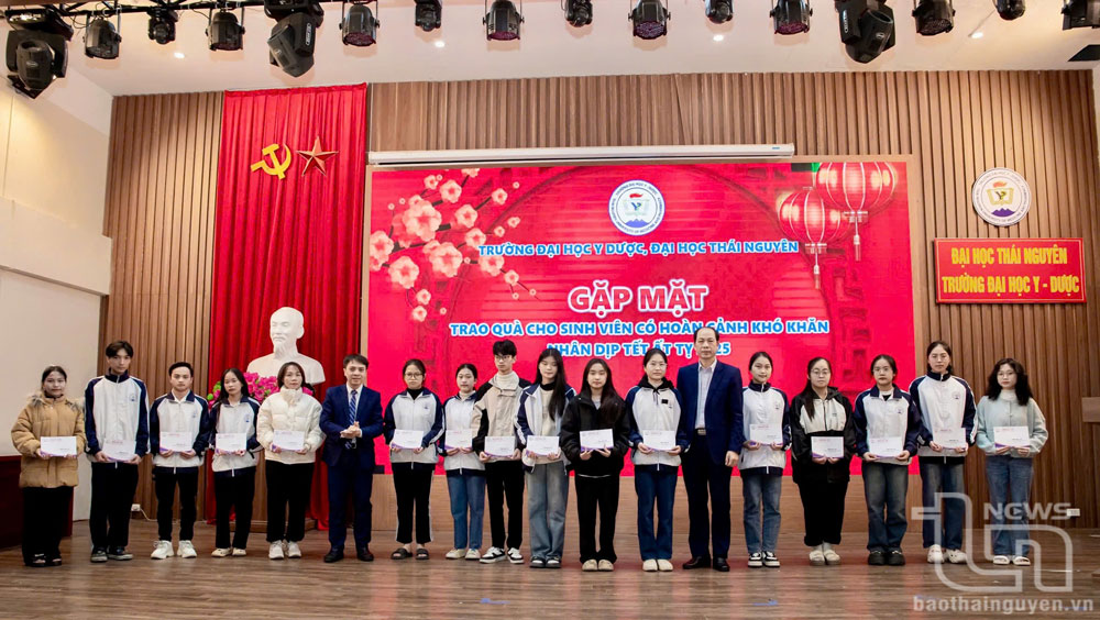 Tặng 82 suất quà cho sinh viên có hoàn cảnh khó khăn