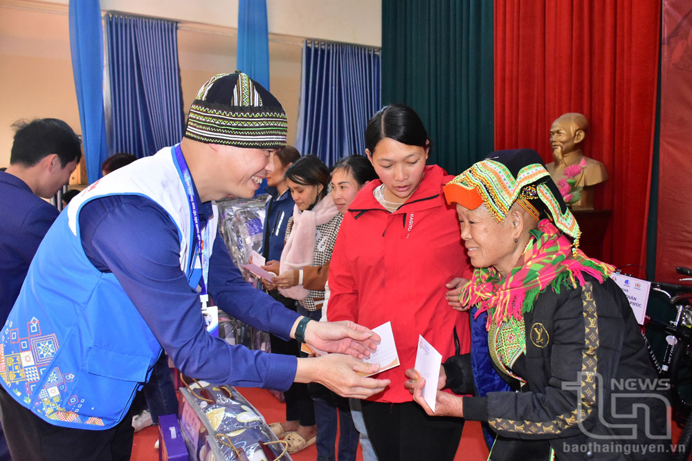 Tết ấm lòng hơn trong mỗi người khi họ chọn trao gửi yêu thương. Trong ảnh: Câu lạc bộ Trái tim Nhật thiện tặng quà Tết cho người dân có hoàn cảnh đặc biệt khó khăn xã Vũ Chấn (Võ Nhai).